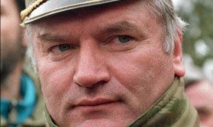la mirada fría y genocida de Ratko Mladic, Jefe de Estado Mayor del Ejército de la República Srpska